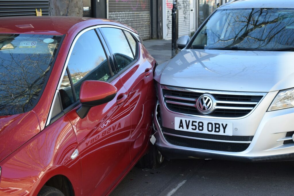 Accidente automovilístico con daños a un vehículo estacionado, cubierto por la póliza de daños a terceros en seguros de auto.