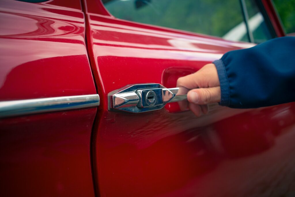 Auto robado en la vía pública, representando cobertura por robo total en seguros de auto.