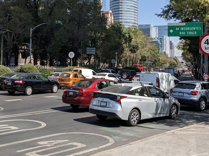 Auto circulando en ciudad mexicana representando el costo de un seguro de auto en México en 2025